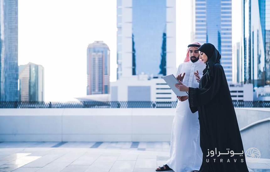 یک زن و مرد اماراتی با پوشش سنتی منطقه که شامل پیراهن بلند می‌شود. 
